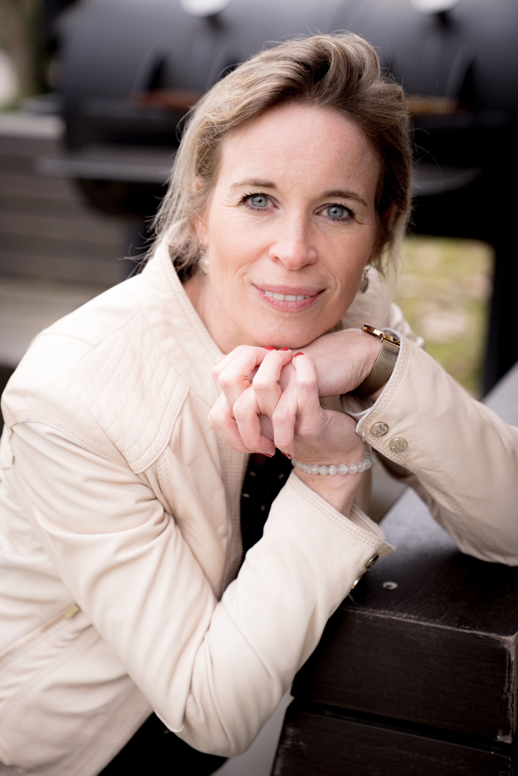 Nienke Nederveen in creme jas, ondersteunende houding